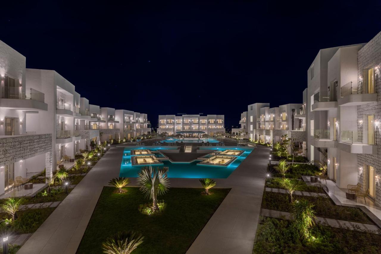 Tanoak Resort Ain Sukhna Eksteriør bilde The resort at night